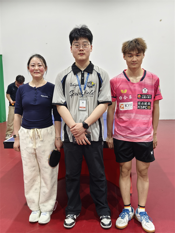 一群人站在一起合影

AI 生成的內容可能不正確。