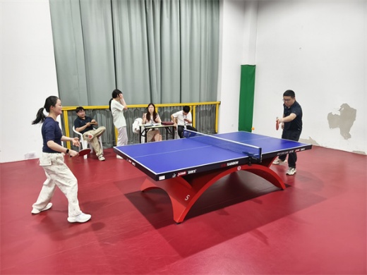 一群人在乒乓球桌子

AI 生成的內容可能不正確。