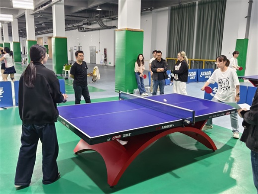 一群人在乒乓球桌子

AI 生成的內容可能不正確。