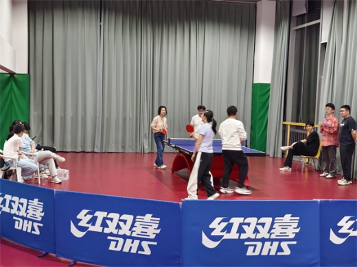 圖片包含 人, 院子, 播放, 桌子

AI 生成的內容可能不正確。