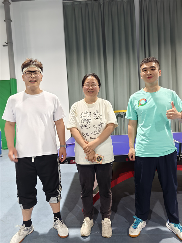 一群人站在一起

AI 生成的內容可能不正確。
